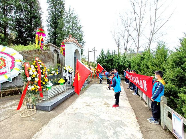 各学校：清明祭扫敬先烈 敬贤思齐勇争先