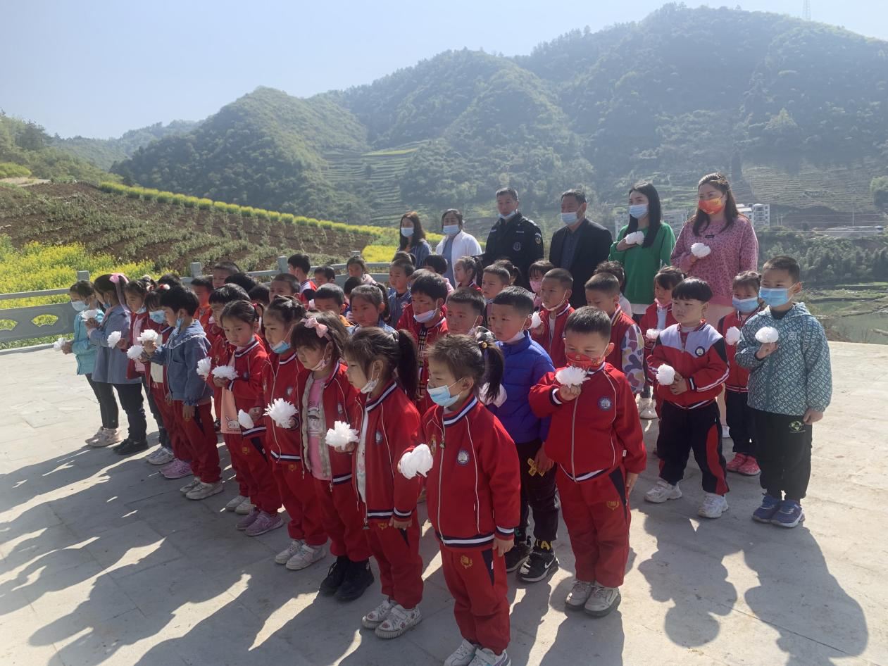 楼台乡中心幼儿园：情系清明 文明祭祀