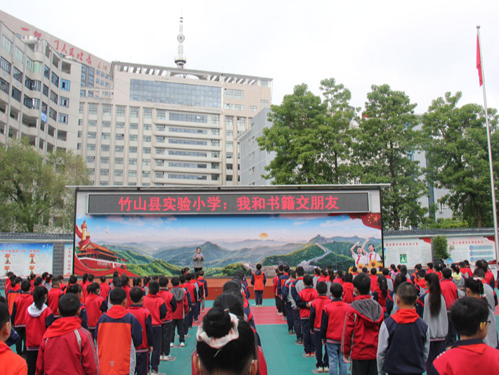 县实验小学：党建引领 书香满园