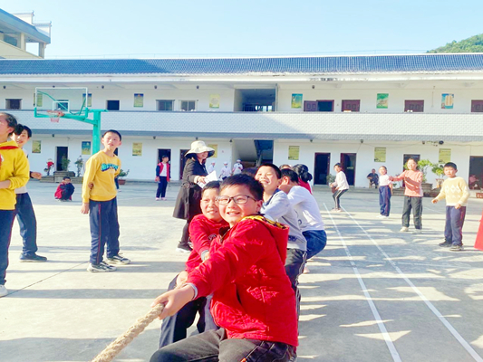 深河乡两道中心小学举行趣味运动会