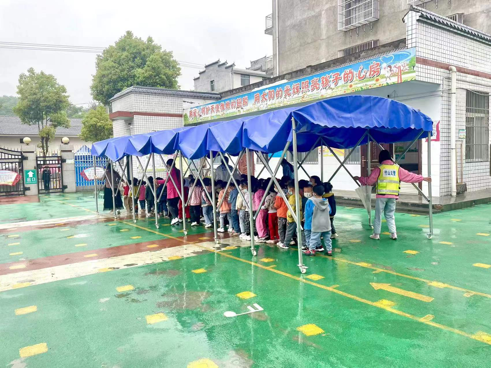擂鼓镇护驾幼儿园：教师撑起“移动大伞”护送幼儿离园