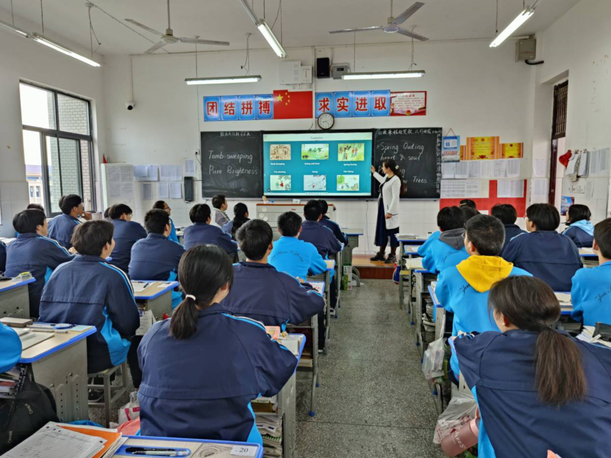 竹山一中：缅怀先烈向未来