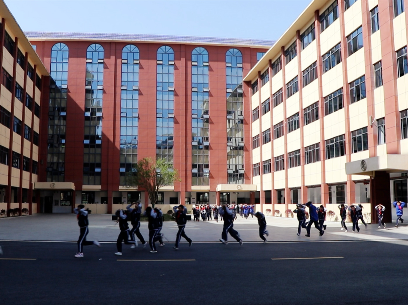 县行知学校：组织开展地震应急疏散演练