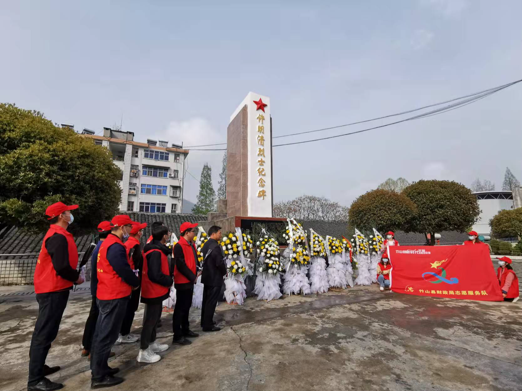 县财政局开展清明祭英烈活动