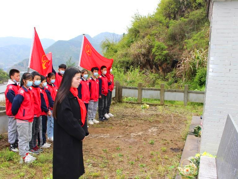 官渡镇中心学校：清明祭扫 缅怀先烈