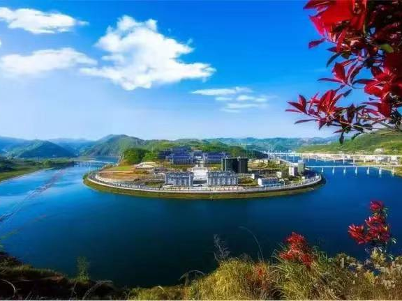 县园林路灯局：绿篱精修剪 “五一”山城献美景