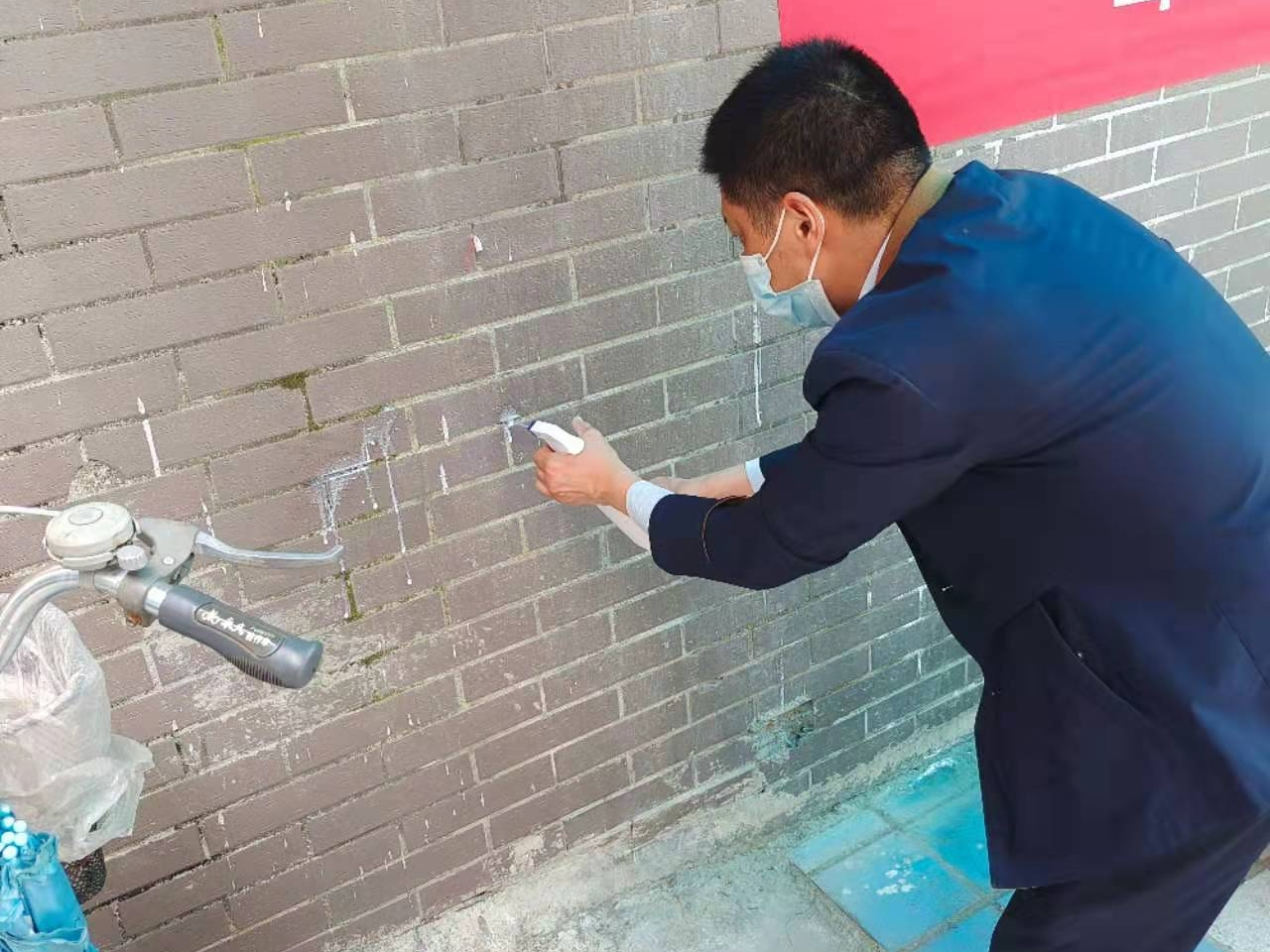 县房管局：持续开展“我为群众办实事” 灭杀白蚁排隐患