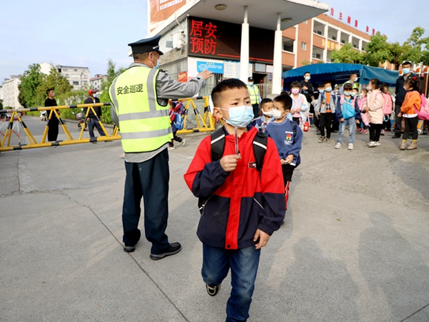 麻家渡镇小学：站好“护学岗” 织密“防护网”