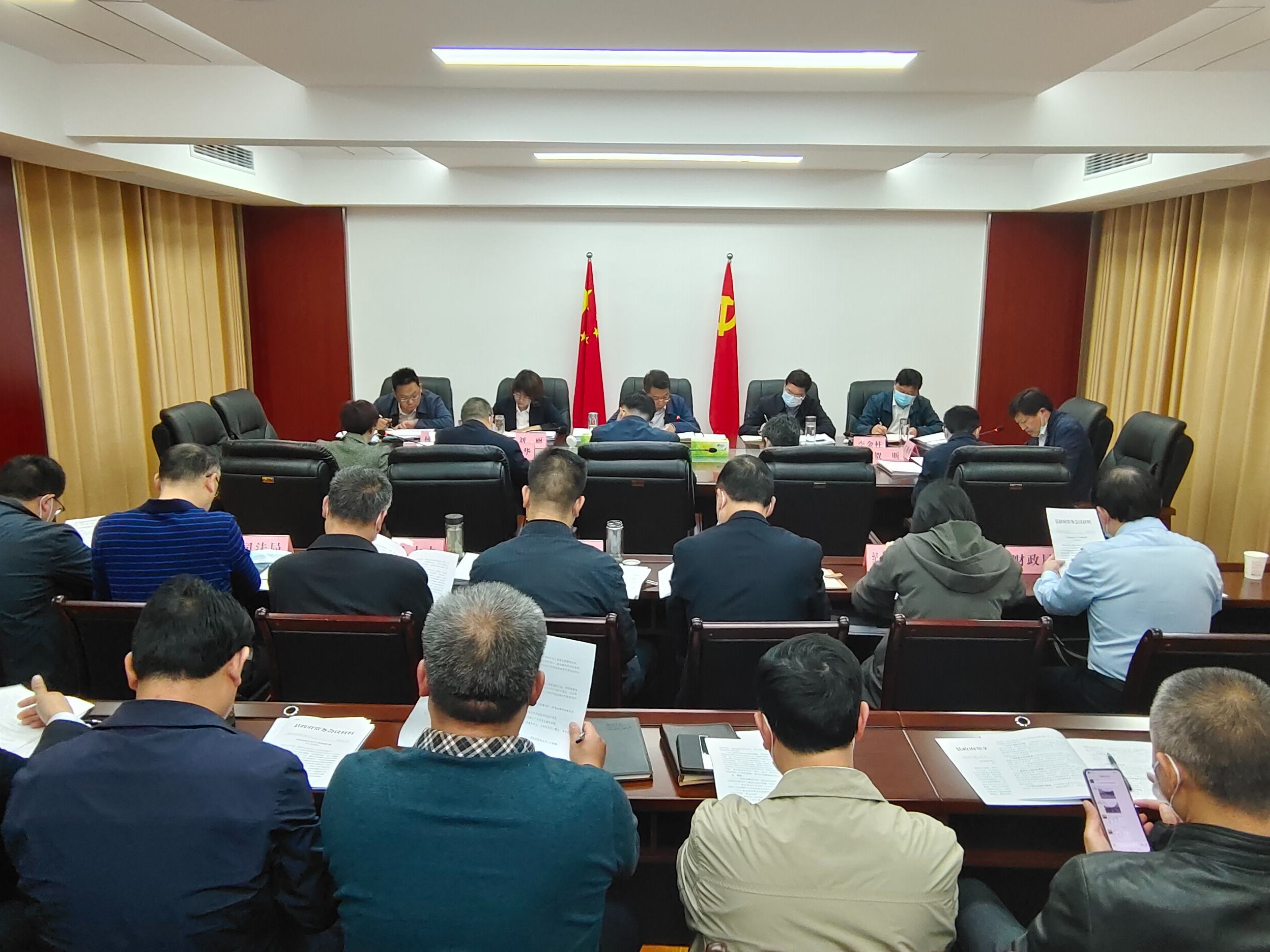 县十九届人民政府第6次常务会议召开