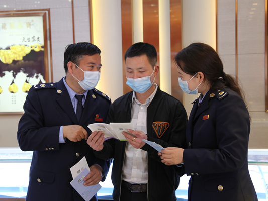 走街串巷讲税法 减税降费进万家