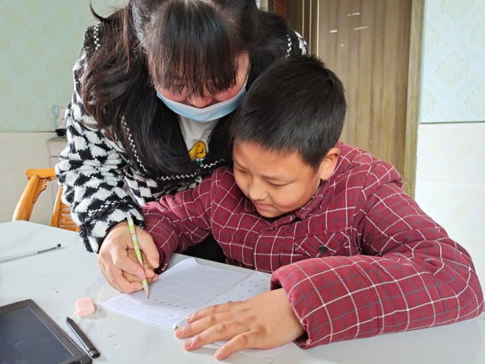 县妇幼保健院送教上门温暖残疾儿童