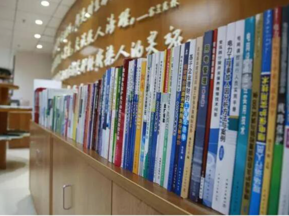 县供电公司“职工书屋”成为职工的“精神家园”
