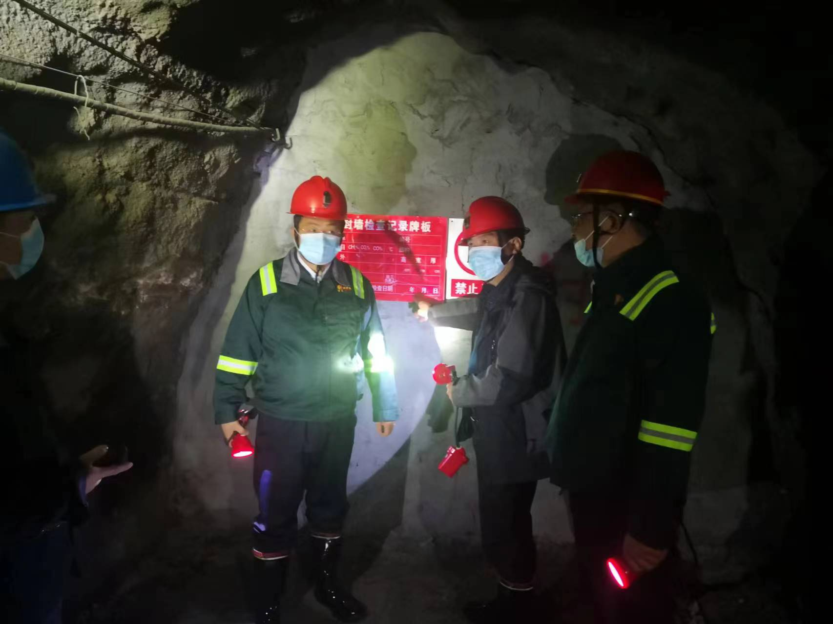 县领导督导非煤矿山企业安全生产工作