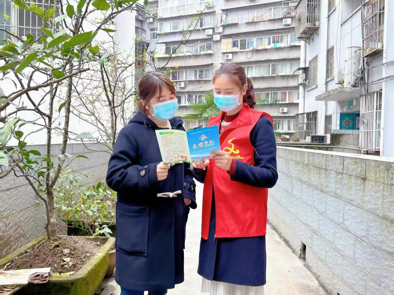 县行政审批局：“志愿红”在社区开展“爱国卫生月”活动