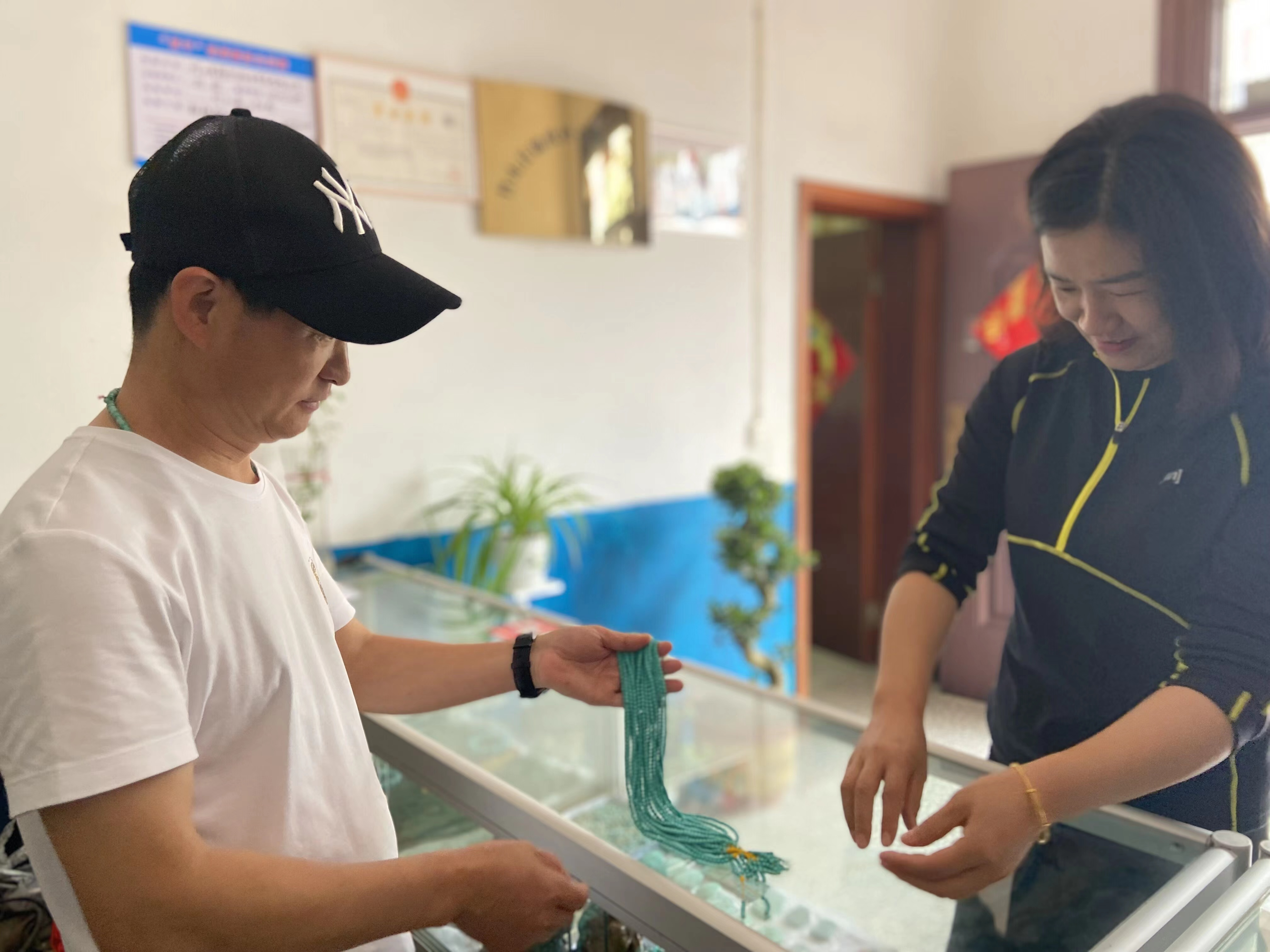 县人社局：常态化开展“双千”服务活动