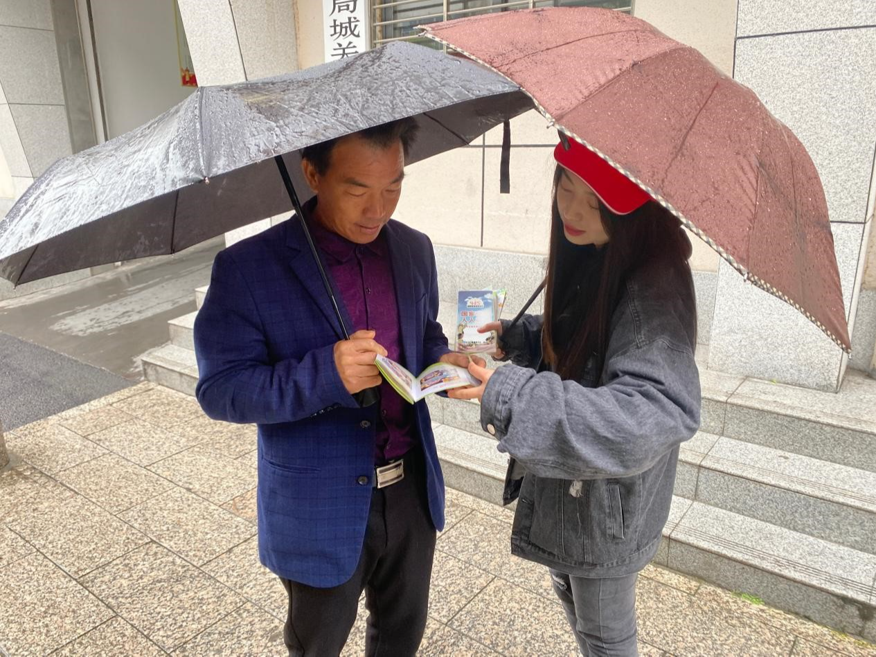 县妇联开展全民国家安全教育日宣传活动
