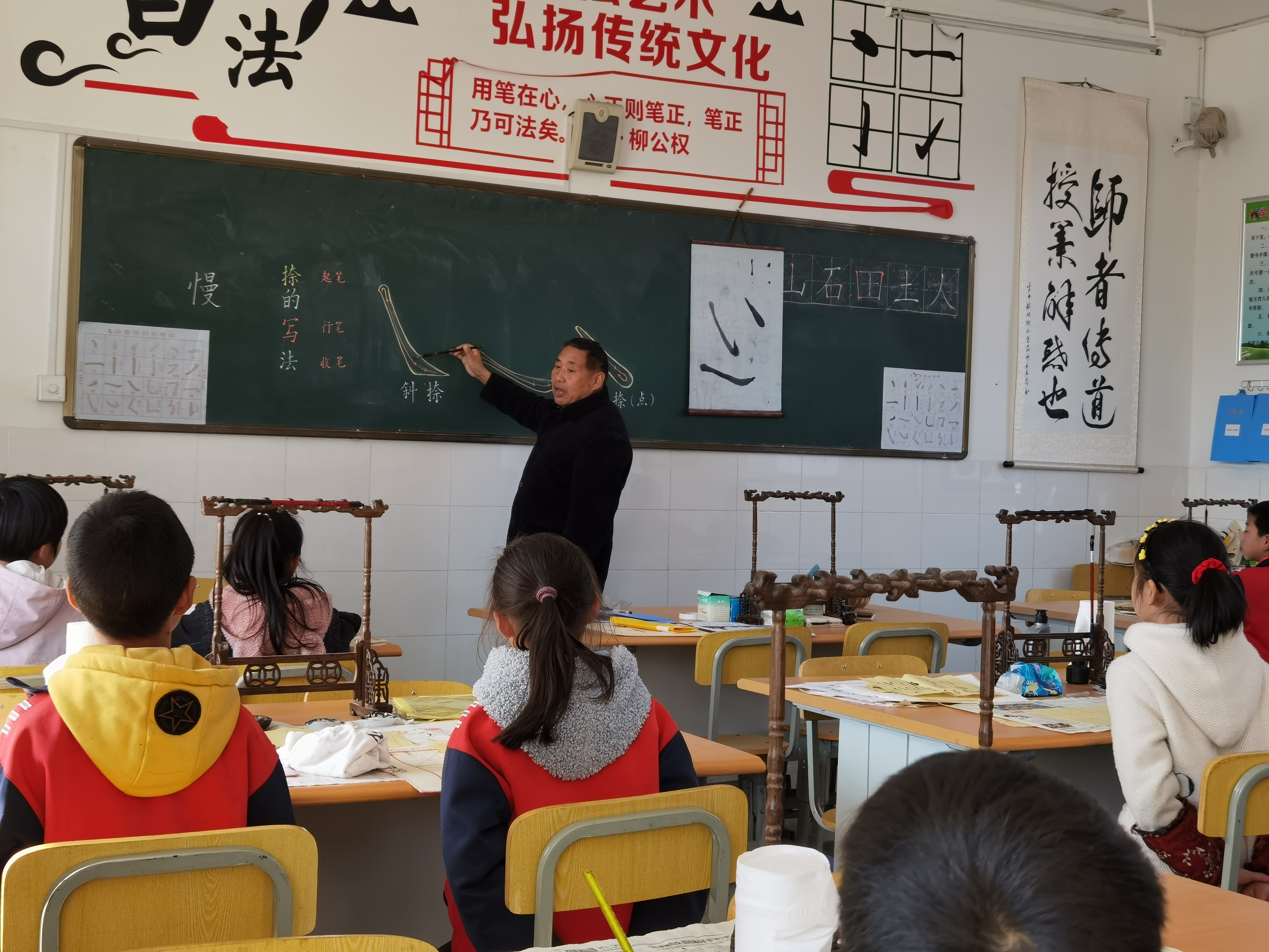 宝丰镇双坝小学：书法进课堂  “双减”有魅力