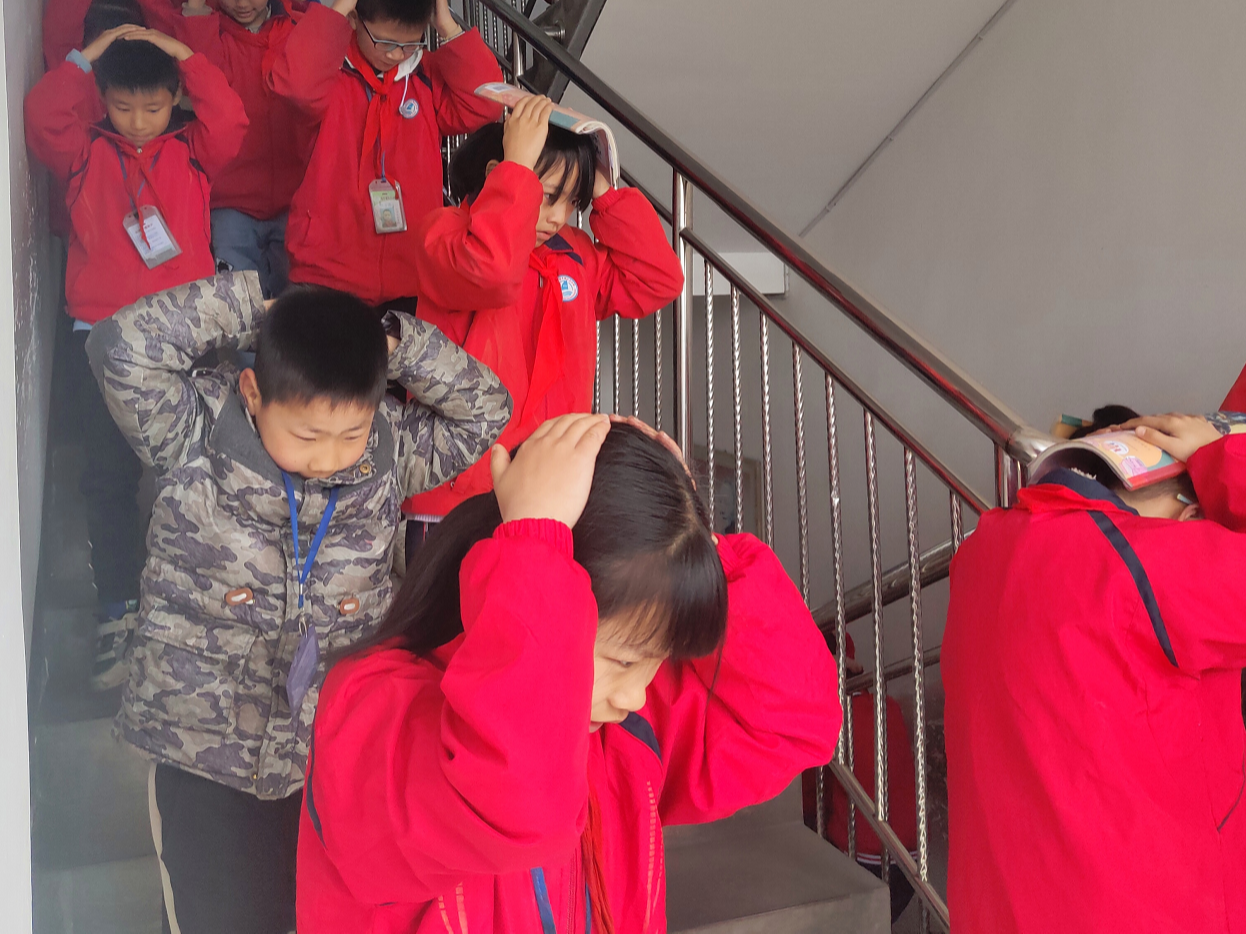宝丰镇红卫小学开展防震减灾疏散演练