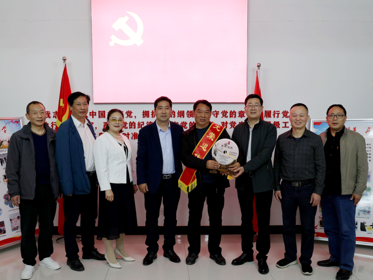 县教育局举行离退休同志欢送会