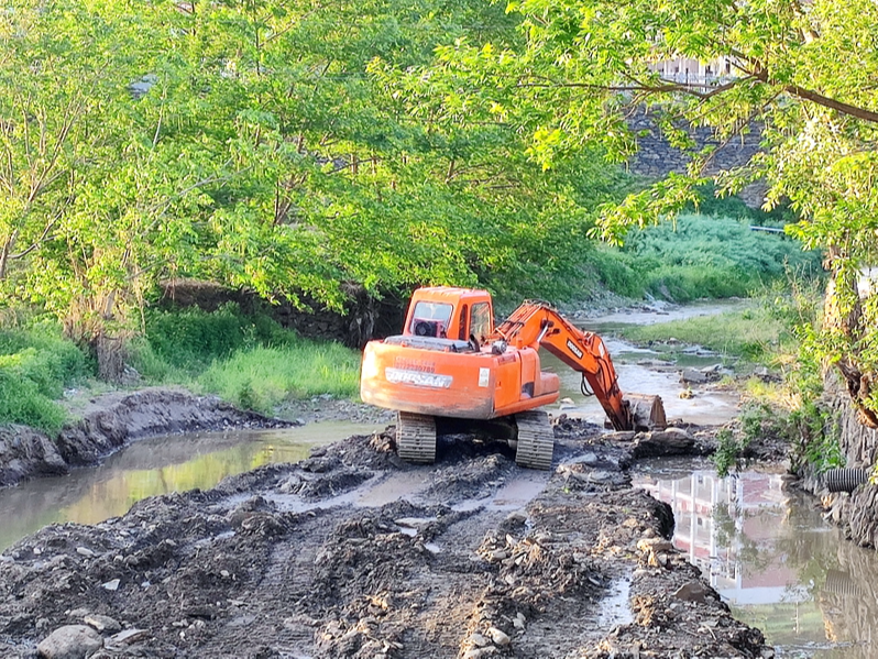 竹坪乡疏通河道防大汛