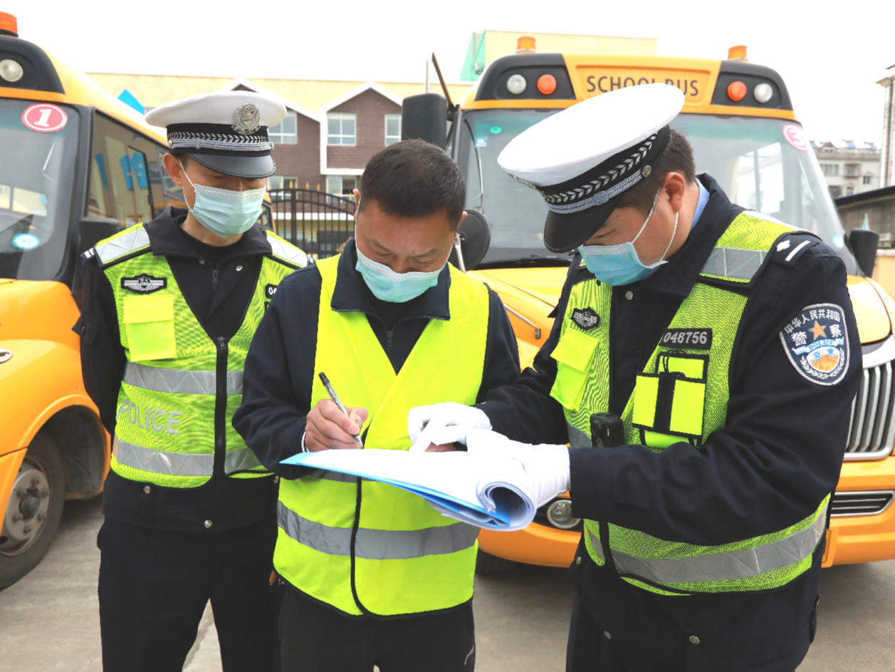 宝丰镇警校联合查校车保安全