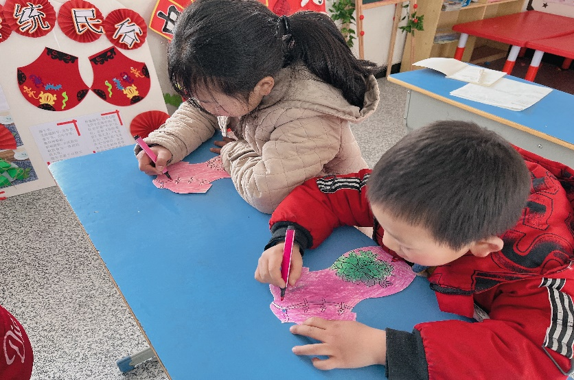 东川童伴之家举行儿童剪纸旗袍秀