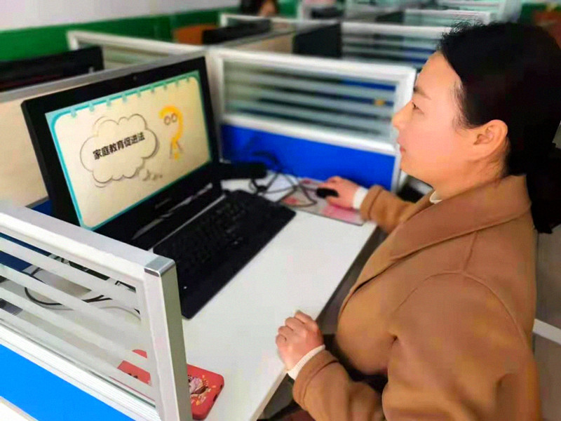 县实验幼儿园开展《家庭教育促进法》宣传