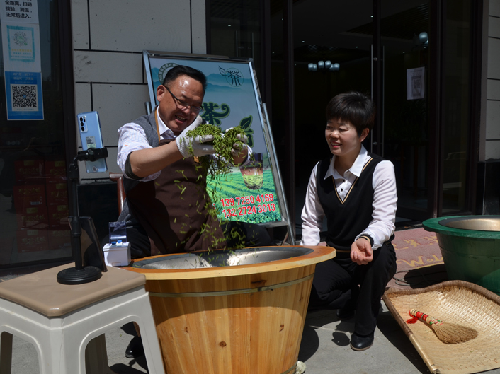 竹山手工制茶 “亮绝活”