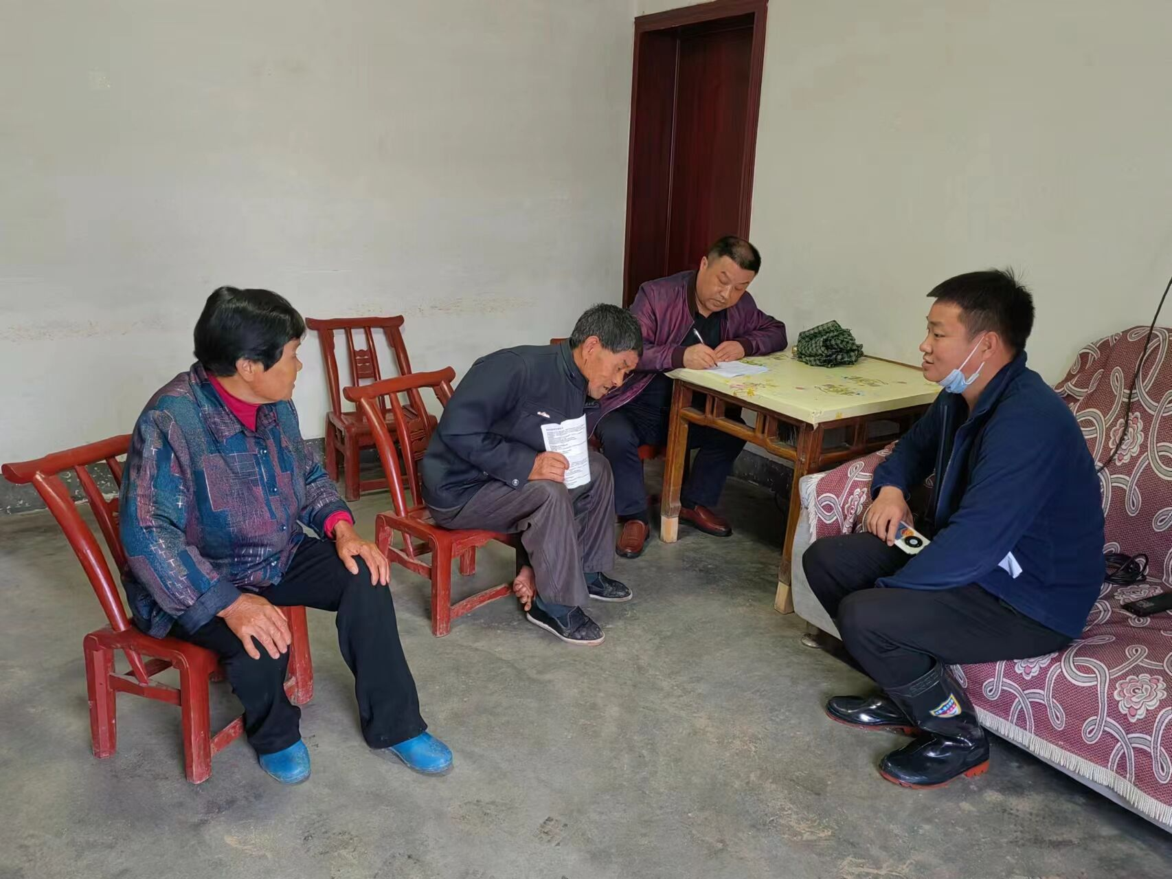 开展户户走到，密织防返贫监测网