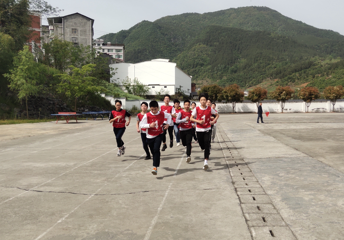 秦古镇中心学校166名毕业生顺利参加体育考试