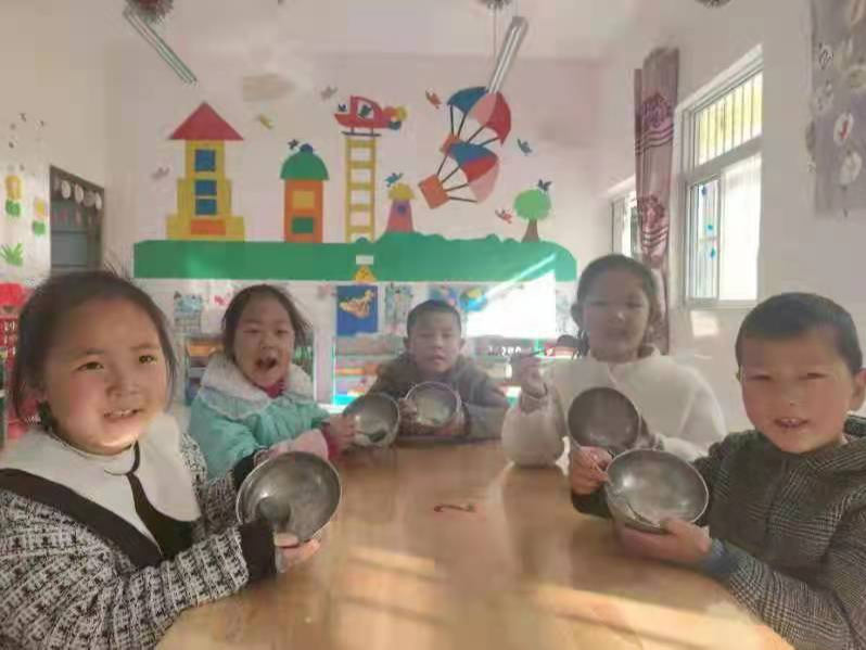 亮碗争先“光盘” 从小做起