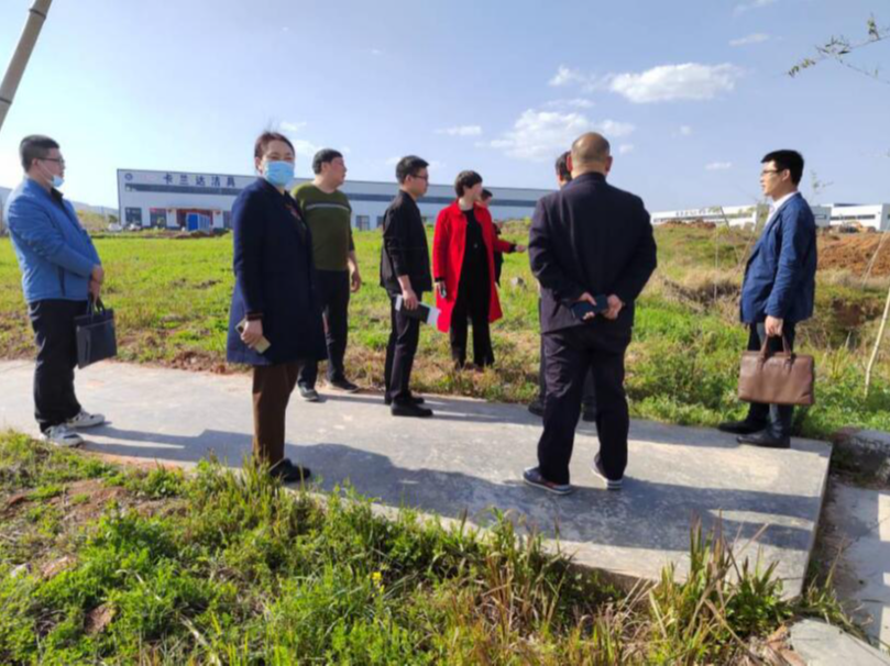 县行政审批局：以“保姆式”服务挂点项目建设