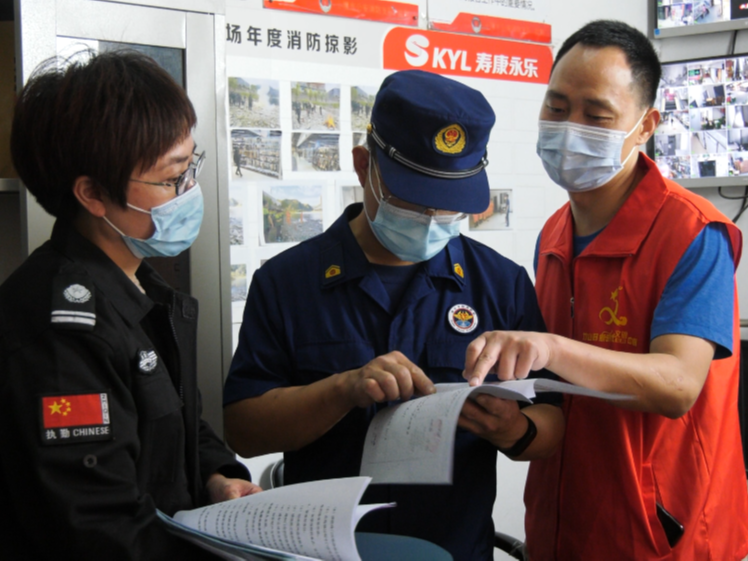县应急管理局开展防灾减灾宣传教育进社区志愿服务活动