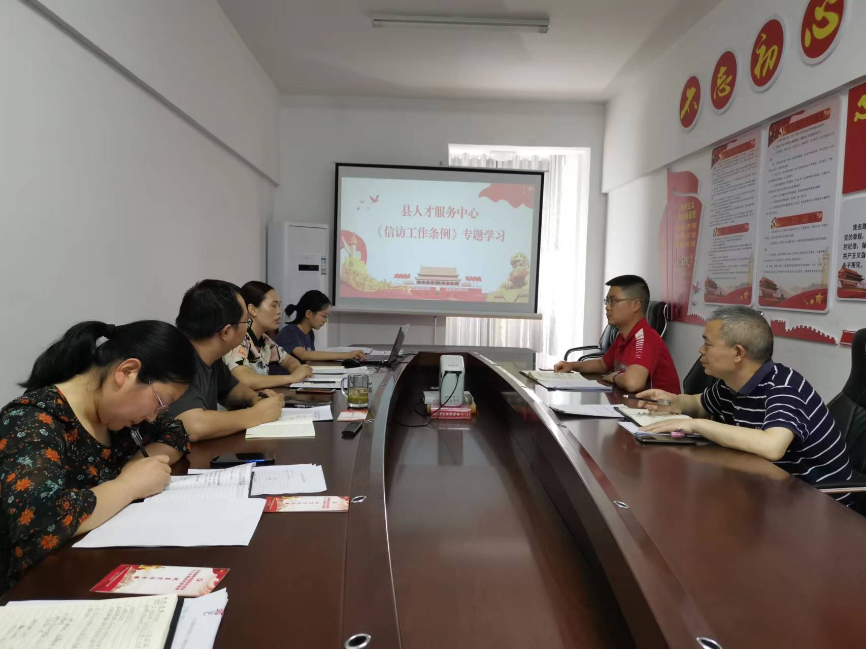 县人才服务中心：开展《民法典》《信访工作条例》专题学习