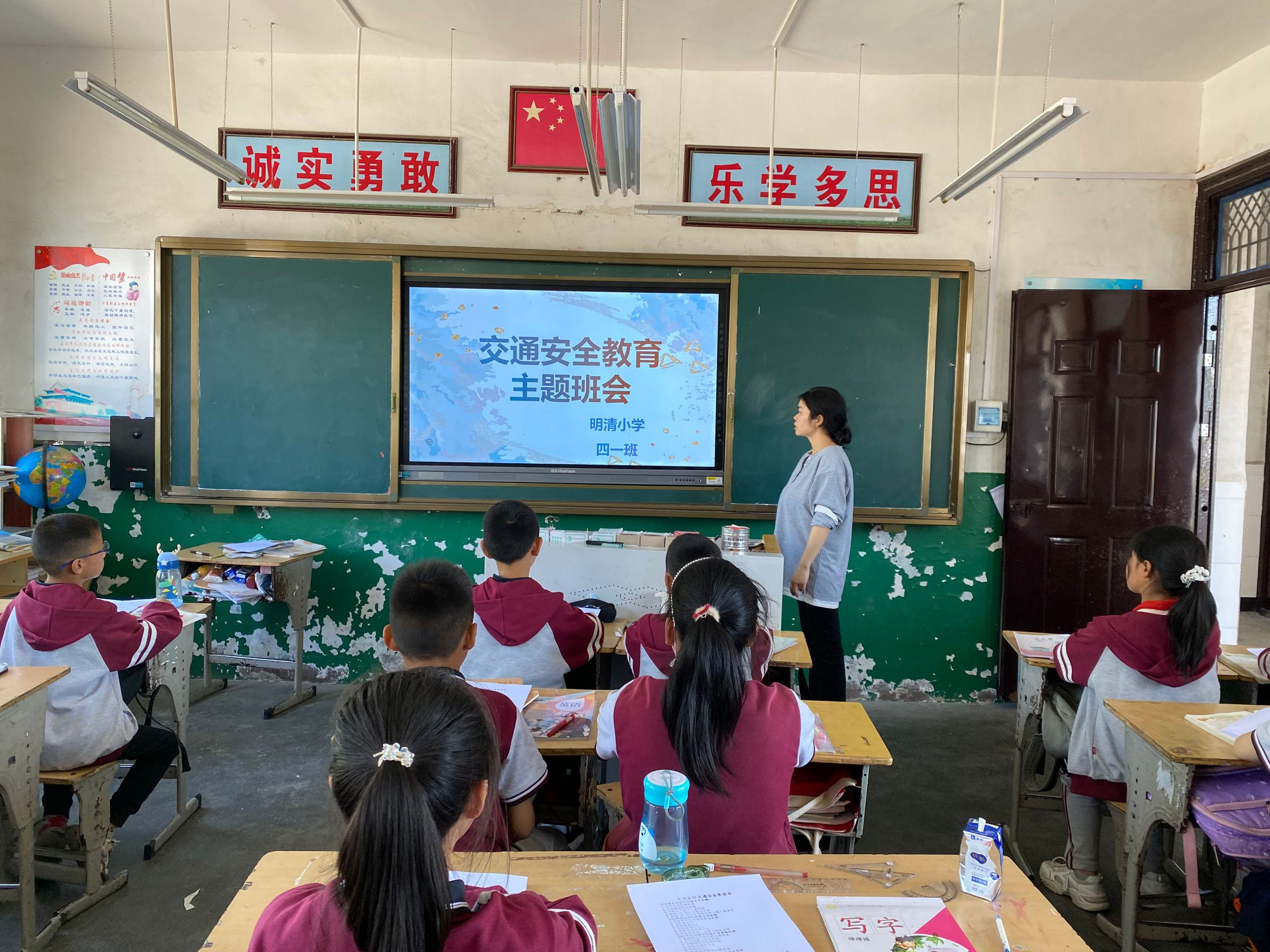 明清小学开展“交通安全教育”主题活动