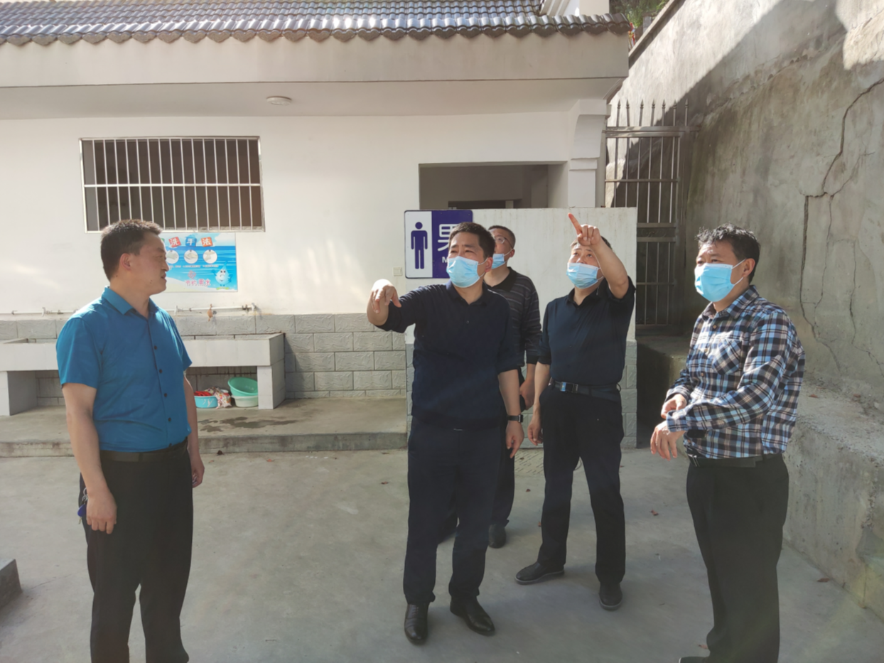 县教育局检查组检查潘口中学房屋安全工作