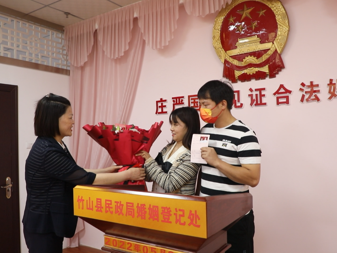 “520”结婚登记新人领证忙