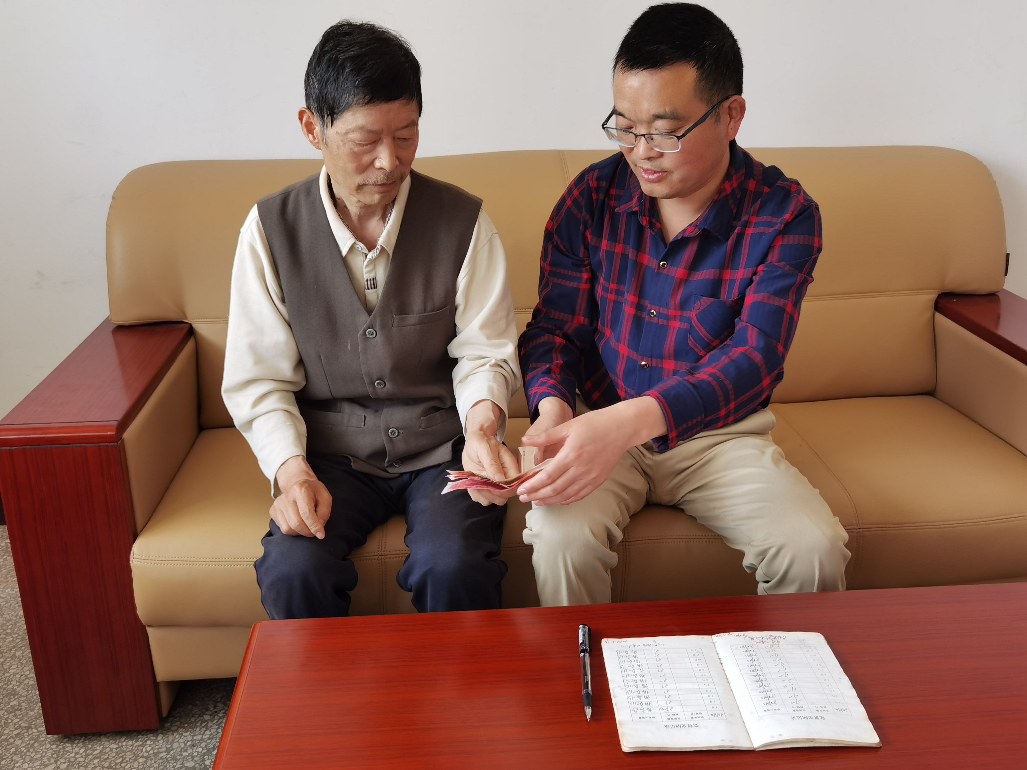 双坝小学：退休教师王程庚交党费践初心