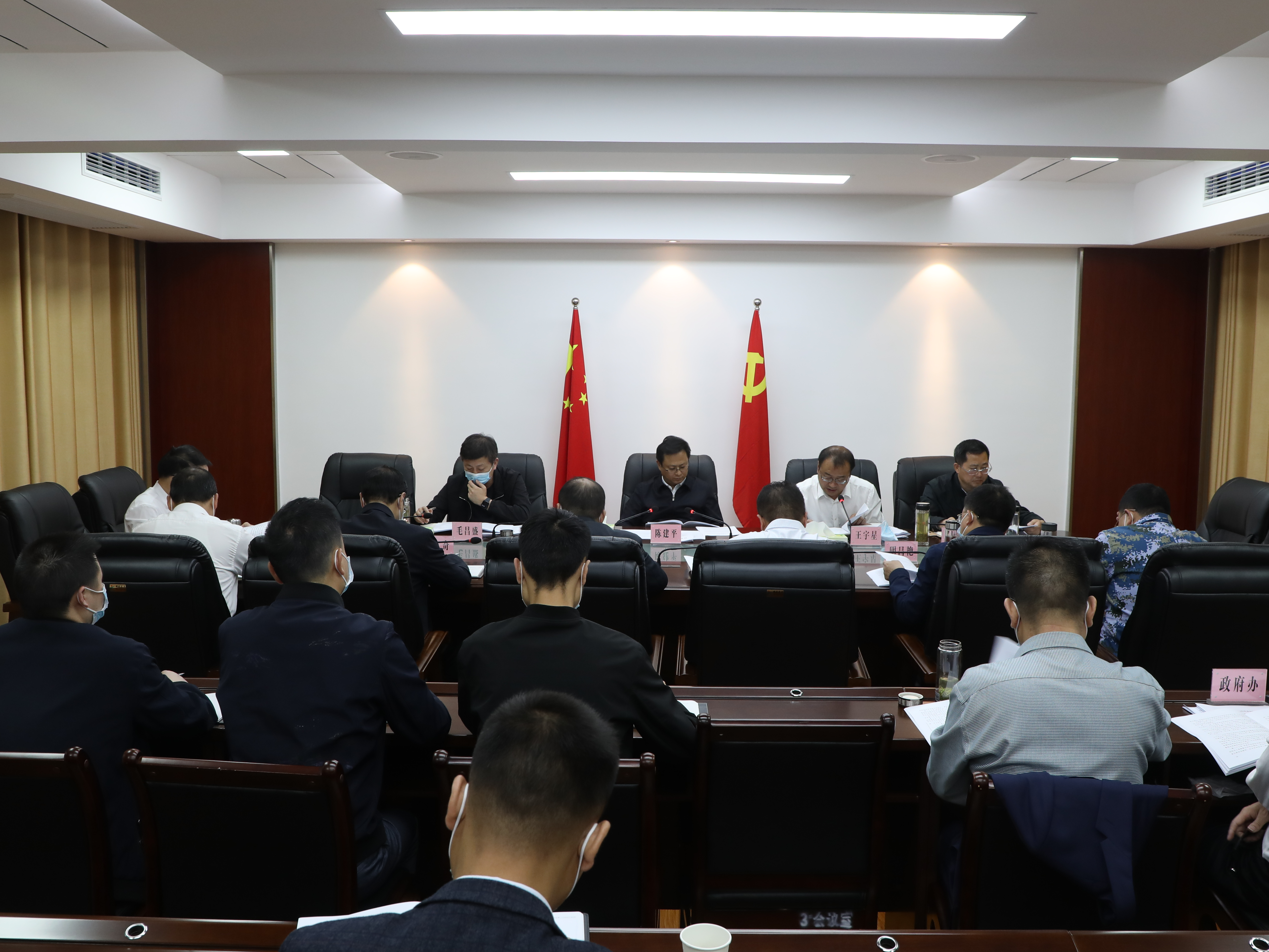 陈建平主持召开县委常委会会议