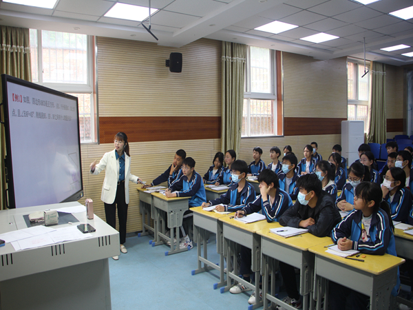 擂鼓中学和宝丰中学开展校际教研交流活动