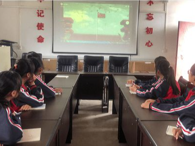 明清小学组织观看共青团成立100周年大会直播