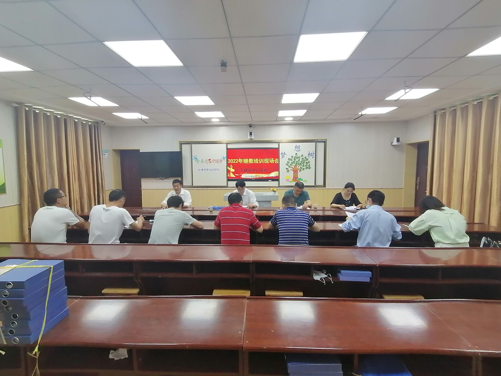 县教师学习与资源中心深入文峰乡开展教师继续教育培训