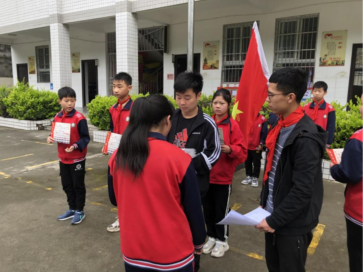 梁家小学举行“红领巾奖章”一星章颁章仪式