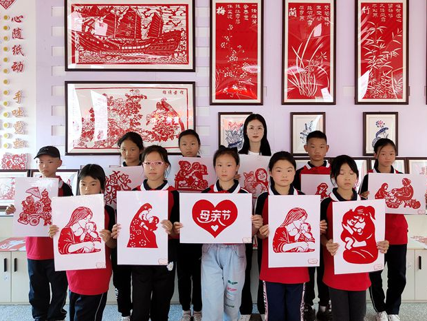 麻家渡镇柿树坪小学“非遗”剪纸献礼母亲节