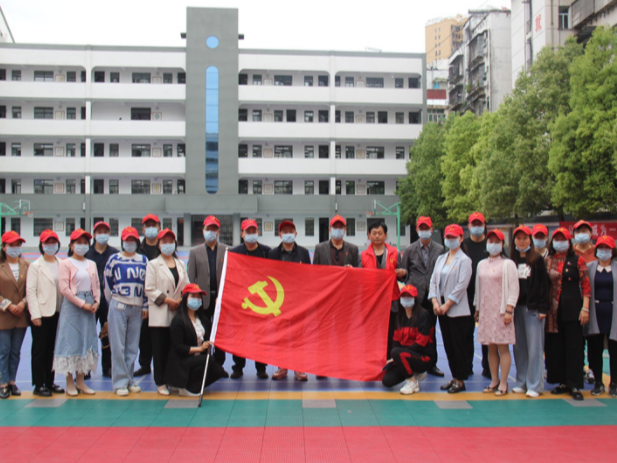 县实验小学：党员下沉社区 服务人民群众