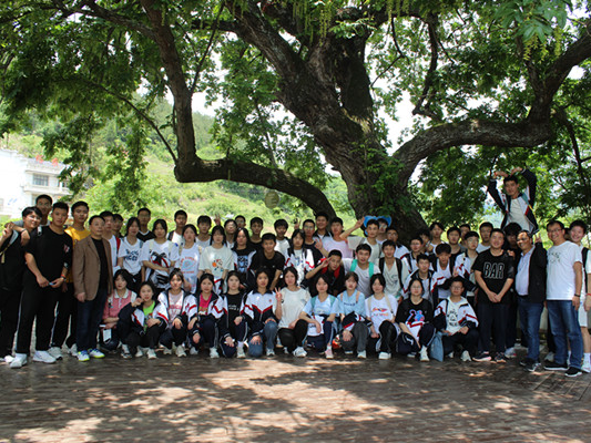 竹山二中高三学生郊游释放压力