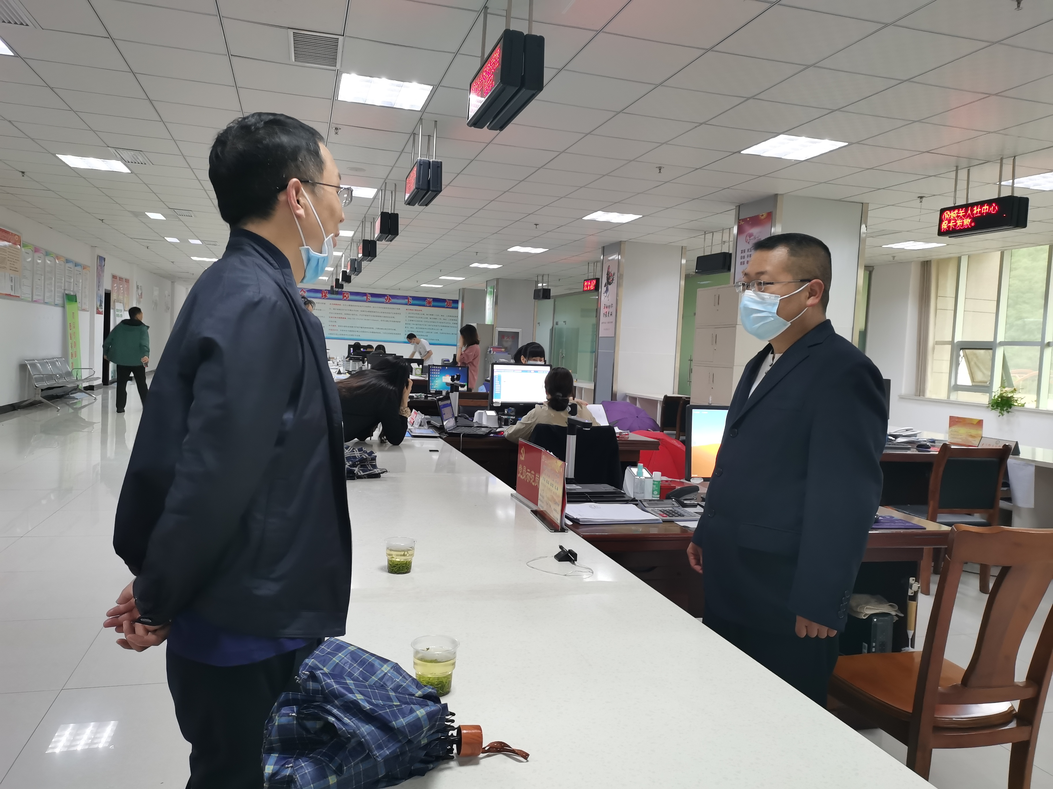 县委编办开展“办事不求人”政务服务体验活动