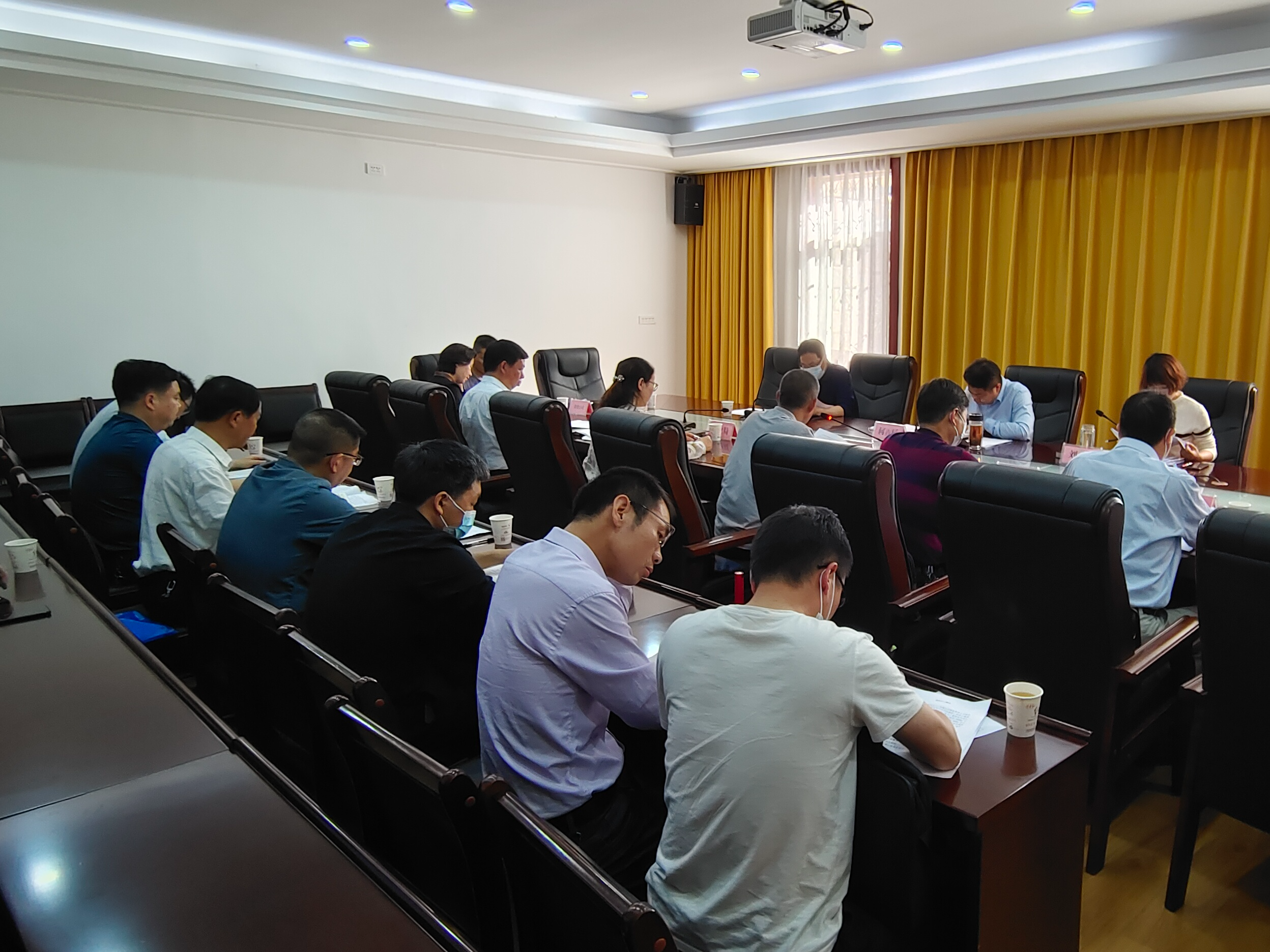 县领导调研我县医疗卫生资源整合工作