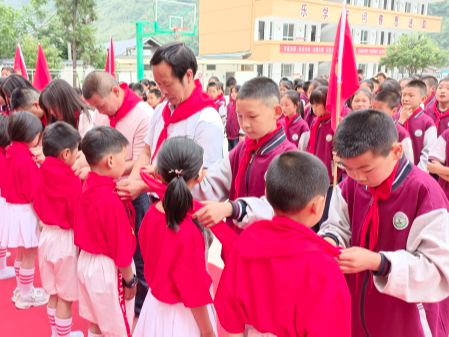 双台乡茅塔小学举行新队员入队仪式