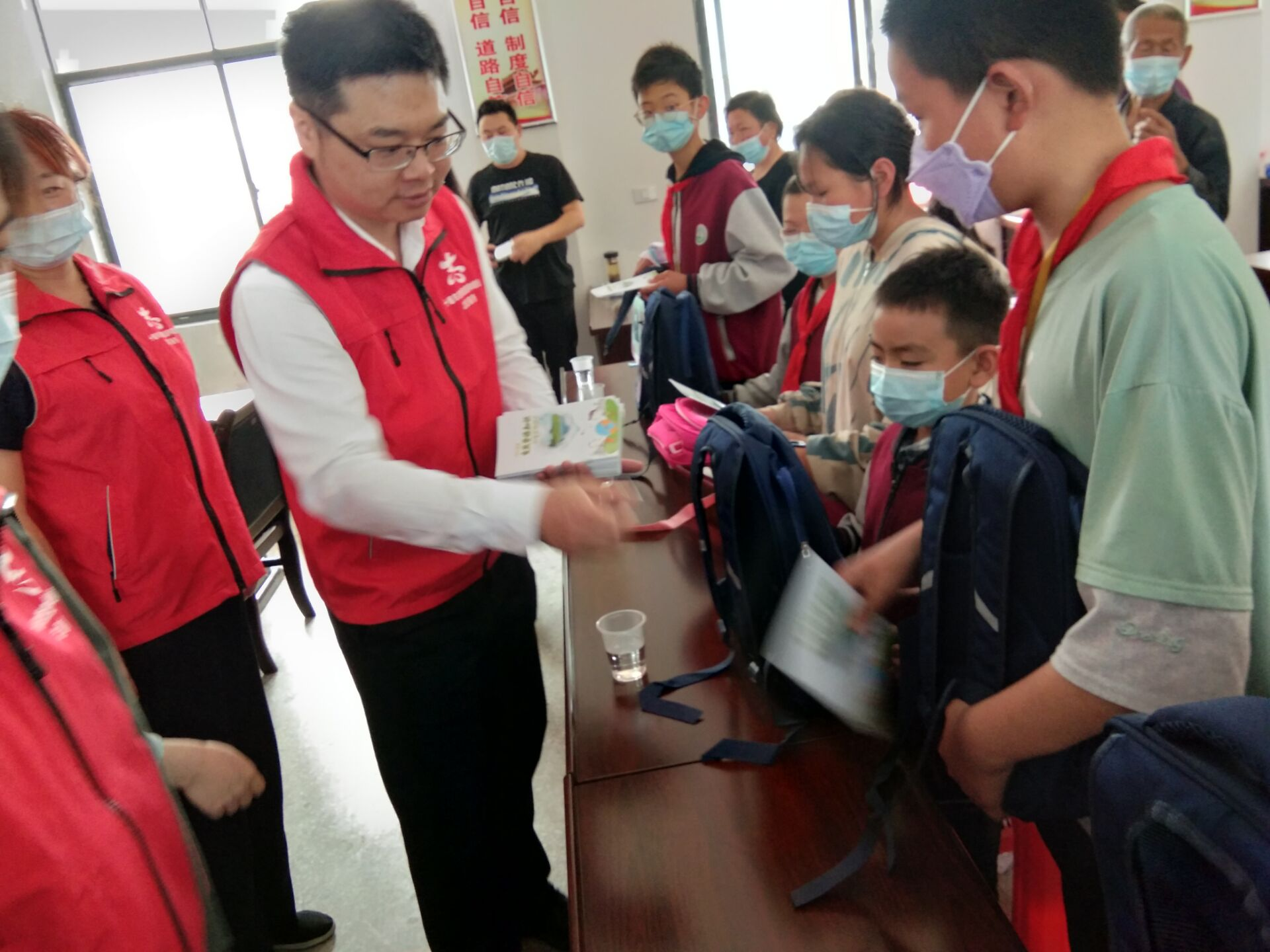 市自然资源和规划局驻村工作队走访慰问贫困学生